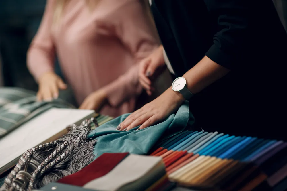 Assortiment élégant de foulards de créateur en soie et cachemire, présentant des motifs exclusifs et des couleurs raffinées pour illustrer l'article sur les meilleurs foulards de créateur.